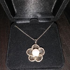 Macy's cultures pearl/diamond flower necklace